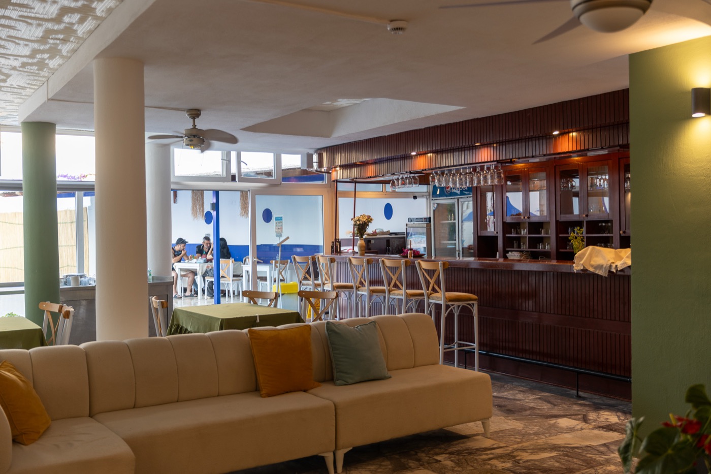 Otelin iç mekan bar ve lounge alanı