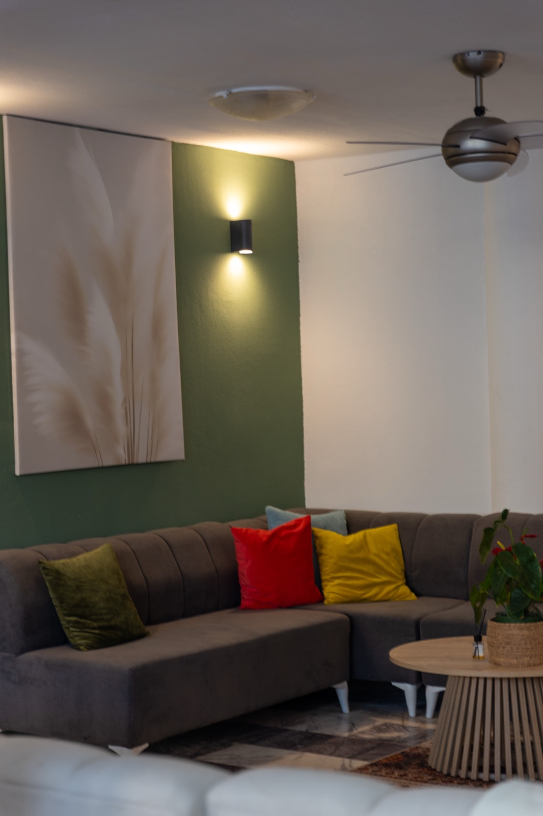 Otelin renkli yastıklarla dekore edilmiş lounge alanı