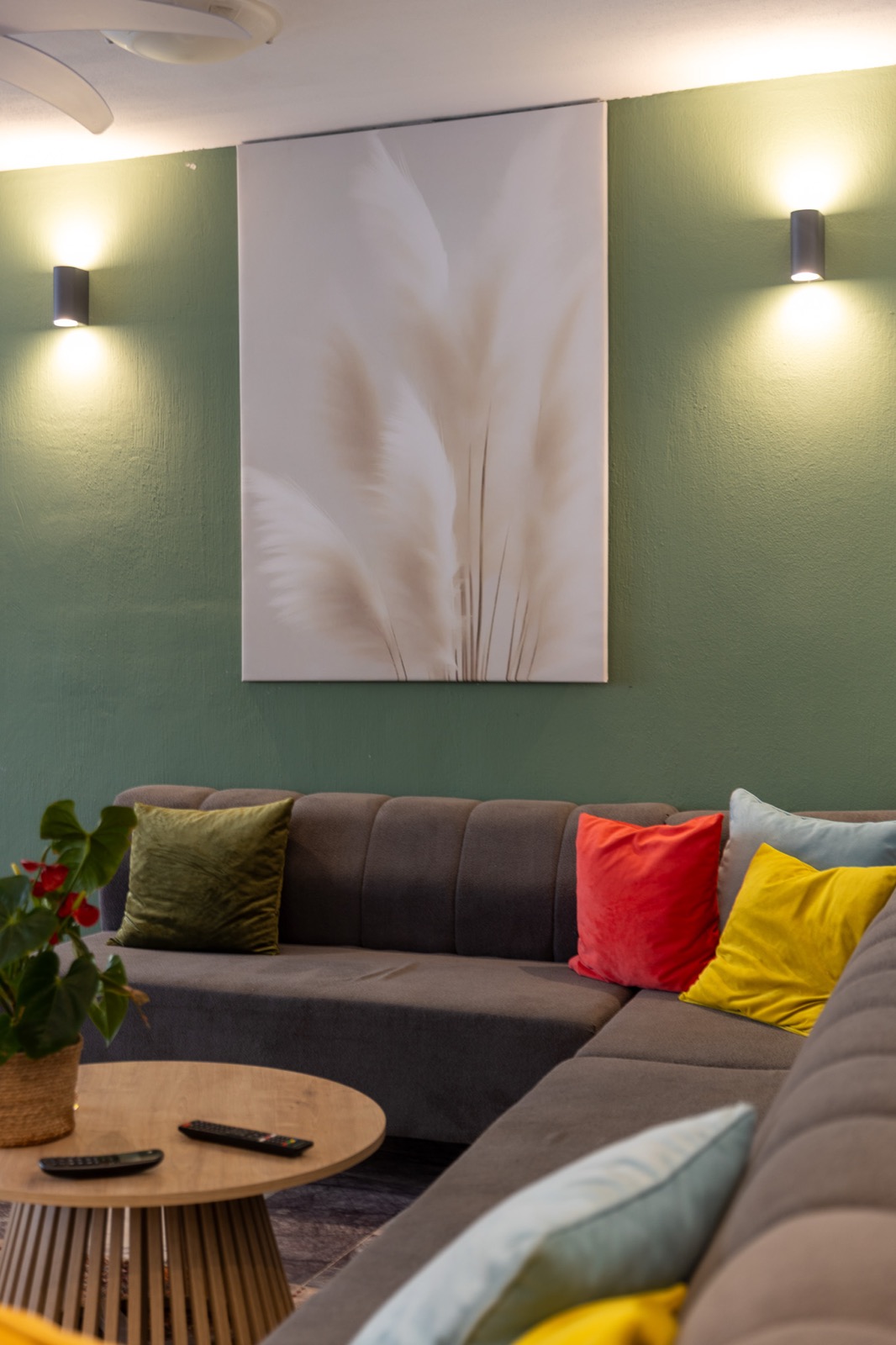 Sıcak aydınlatmalı otel lounge alanı